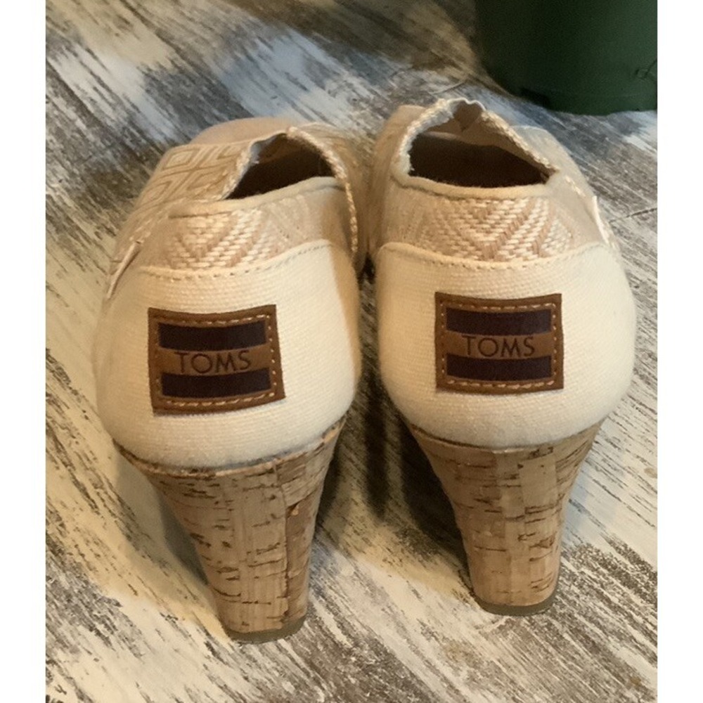 TOMS Wedge Sandals Womens 9 Cream Tan Geometric Pep Toe Cork Heel Good Condition - Picture 3 of 5